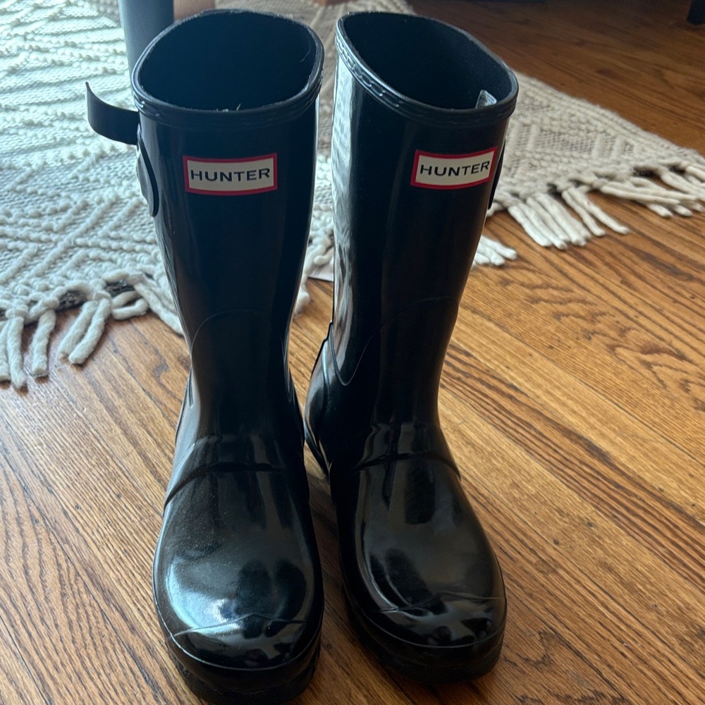 Hunter Glossy Black mid boots
